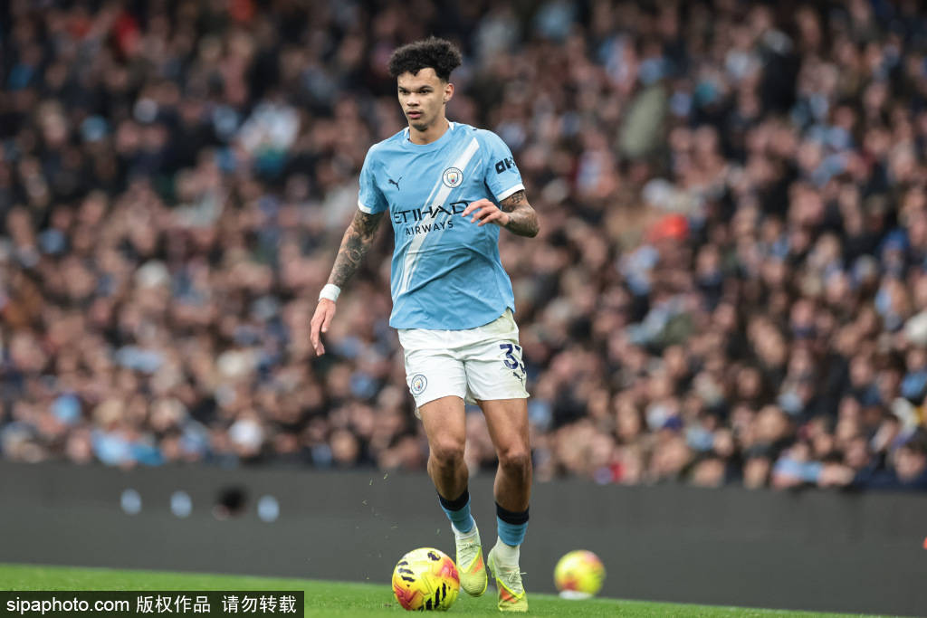 欧冠小组赛战术解析：曼城与巴萨的激烈碰撞背后的秘密